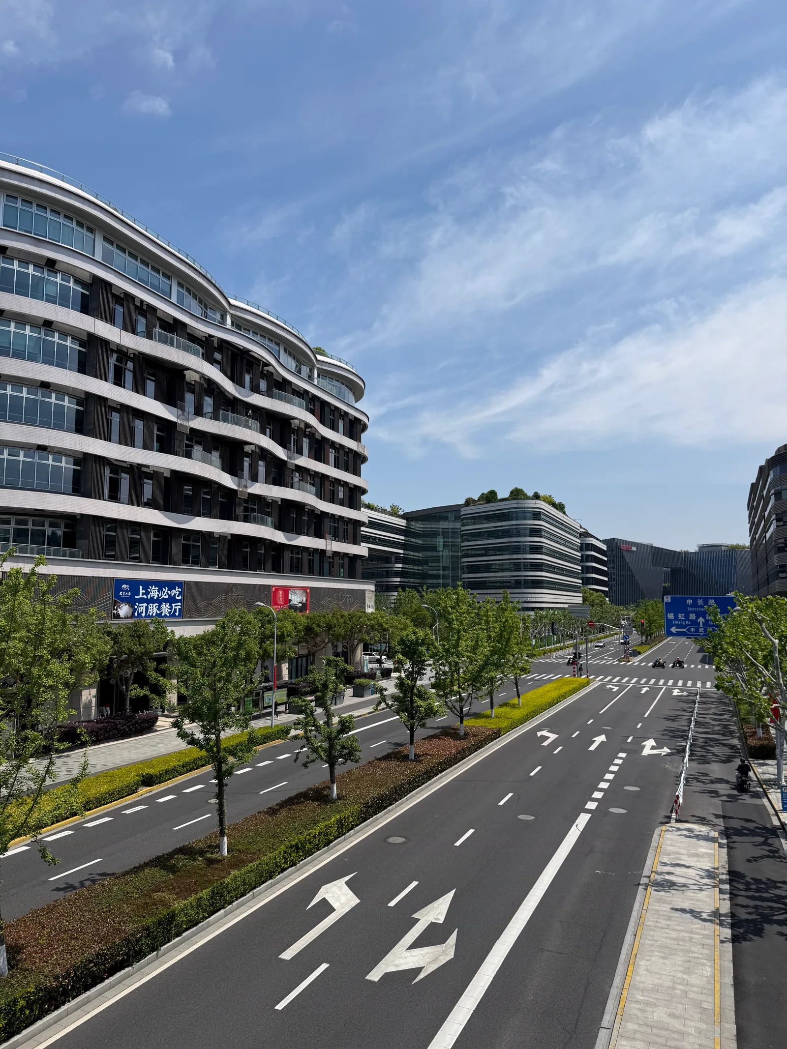 上海商务区的现代建筑与道路